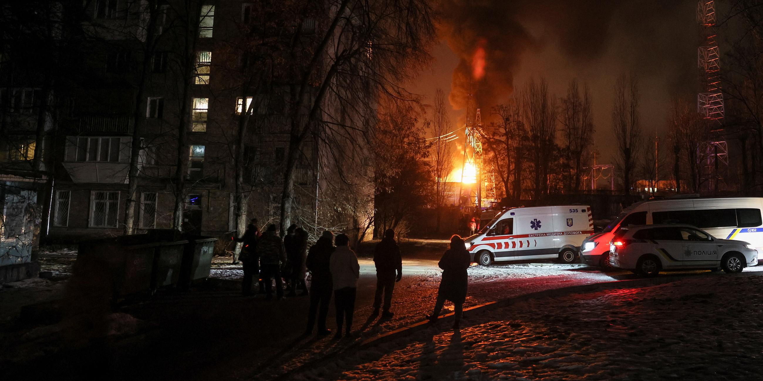 Strommast brennt nach russischem Drohnenangriff