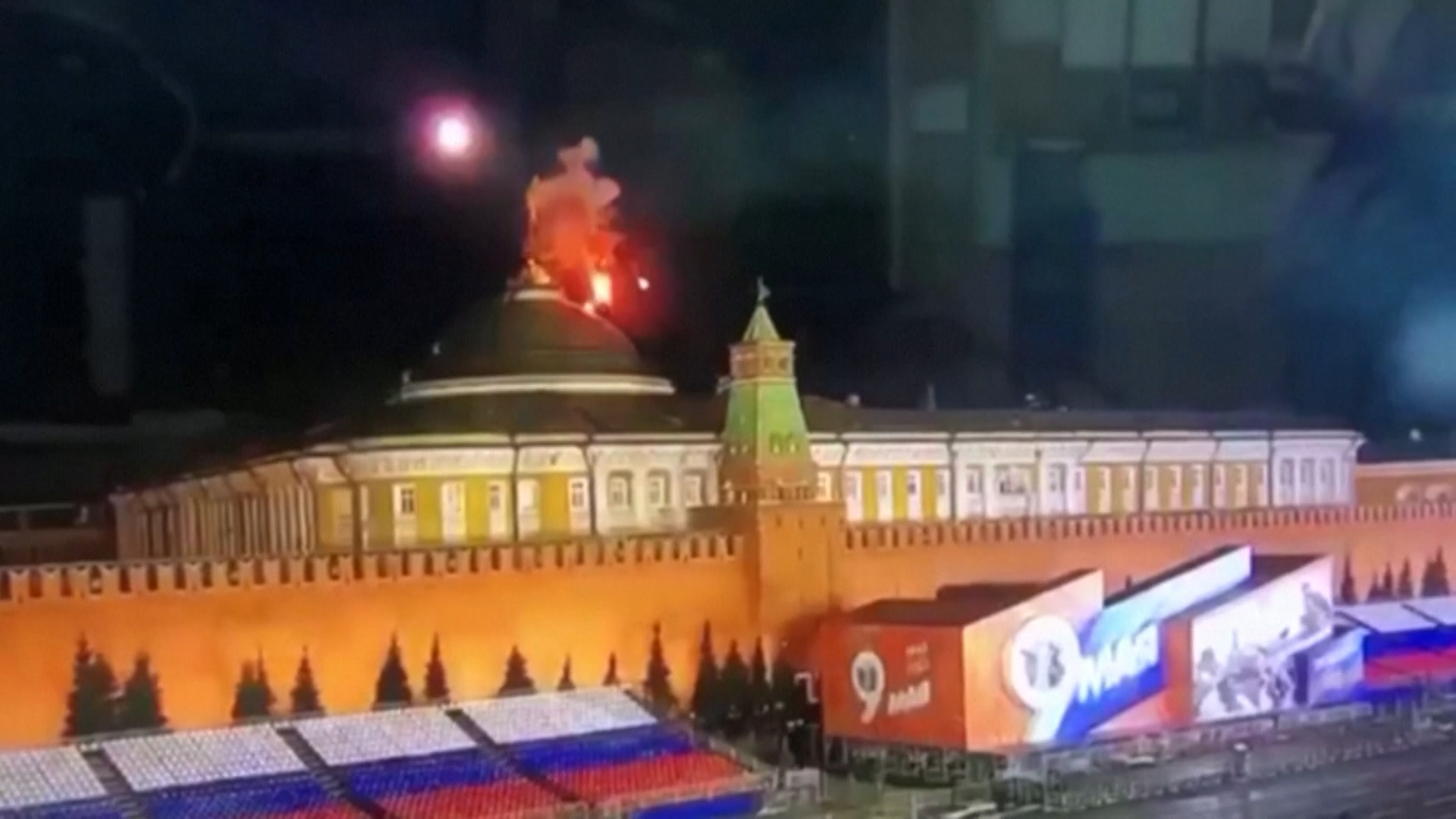 Ein Standbild aus einem Video zeigt ein Flugobjekt, das in der Nähe der Kuppel des Kreml-Senatsgebäudes während des angeblichen ukrainischen Drohnenangriffs in Moskau, Russland, in einem intensiven Lichtblitz explodiert.