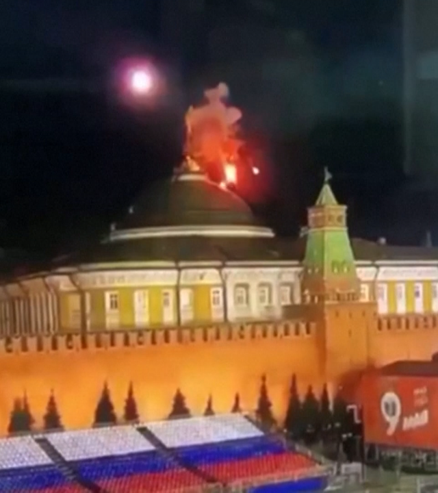 Ein Standbild aus einem Video zeigt ein Flugobjekt, das in der Nähe der Kuppel des Kreml-Senatsgebäudes während des angeblichen ukrainischen Drohnenangriffs in Moskau, Russland, in einem intensiven Lichtblitz explodiert.