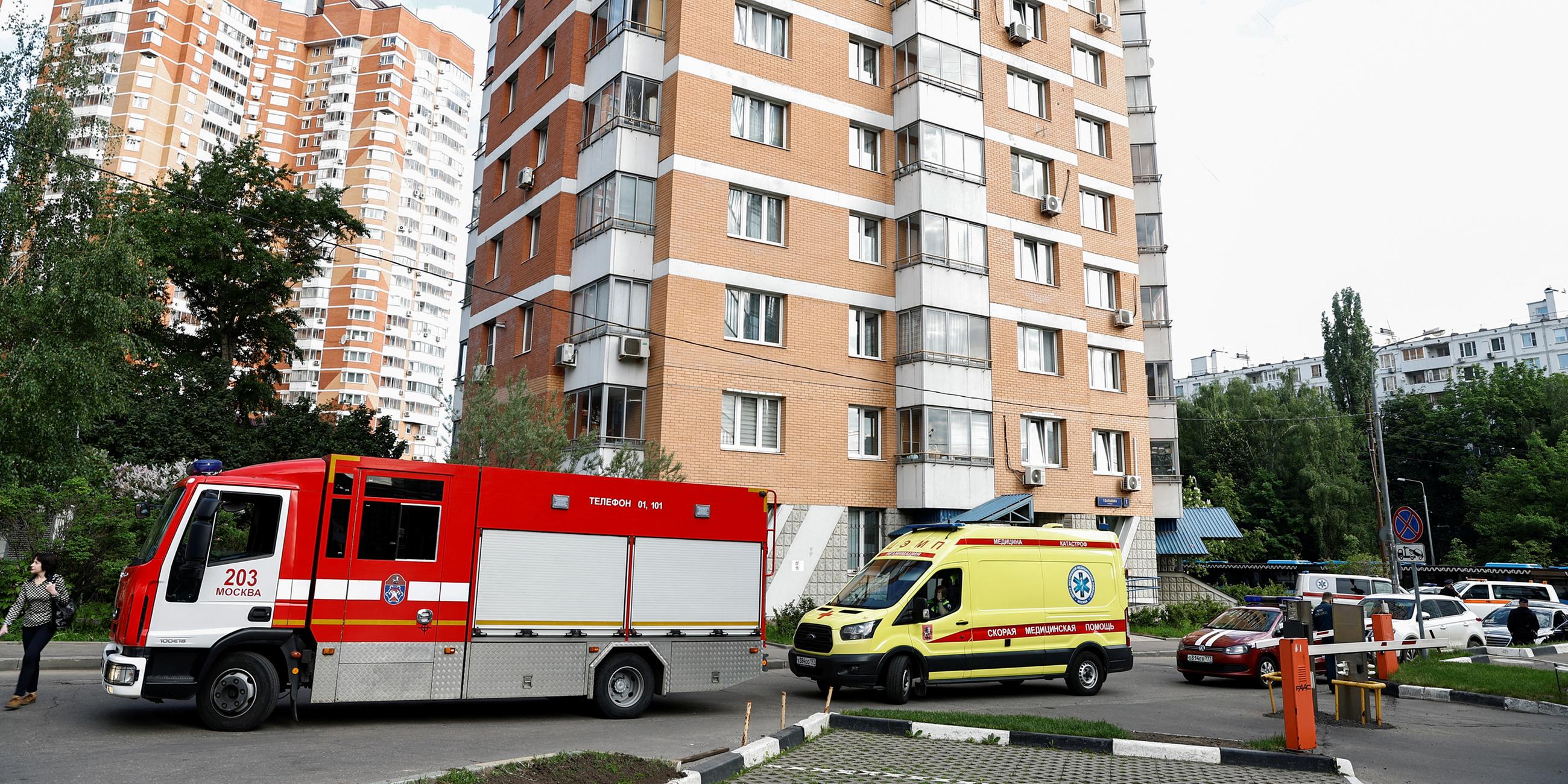 Einsatzkräfte vor einem mehrstöckigen Wohnblock im Südwesten Moskaus, der von einer Drohne getroffen wurde.