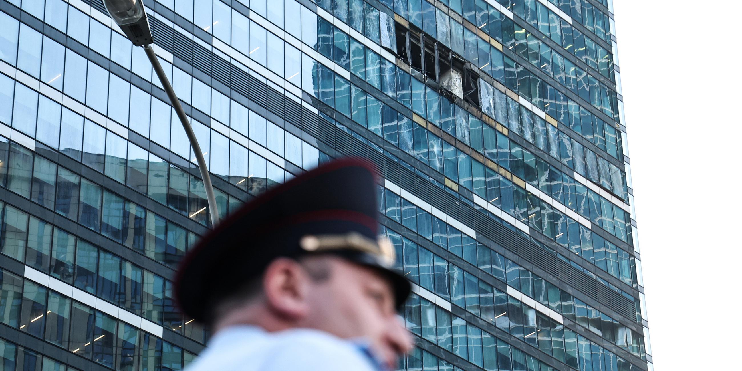 Ein Polizist im Moskauer Internationalen Geschäftszentrum, wo eine Drohne am 01.08.2023 Schäden am Turm 2  verursachte.