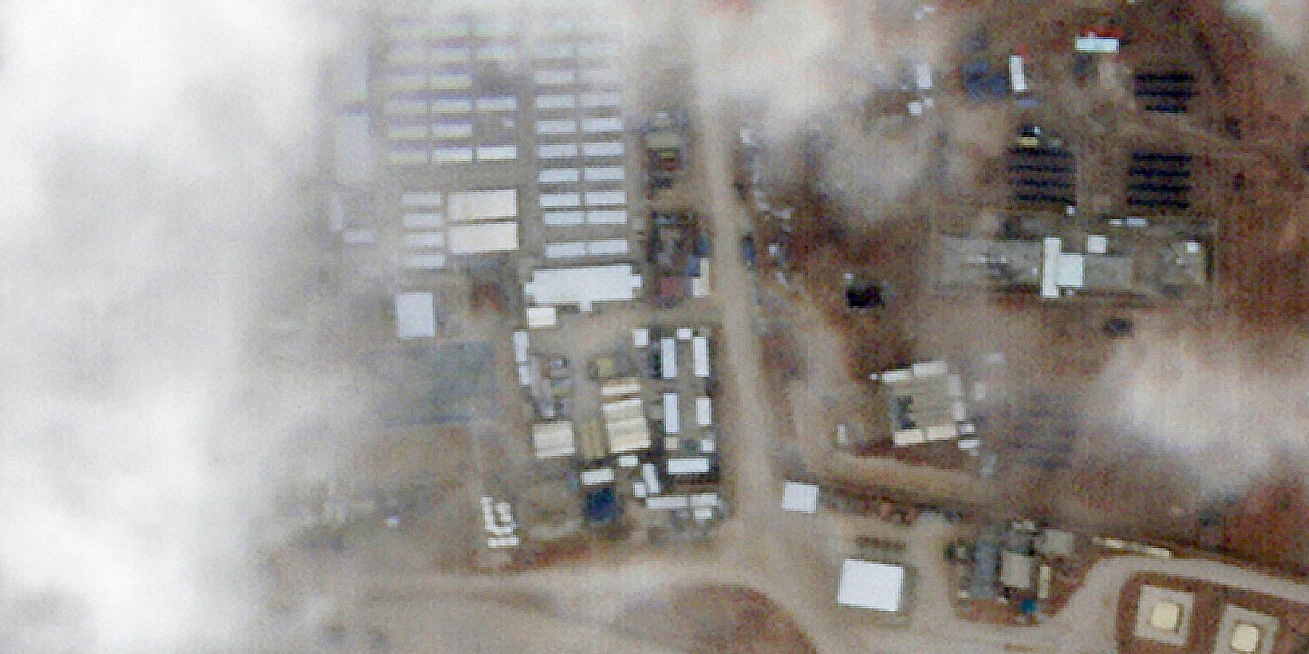 Das Satellitenfoto zeigt den Militärstützpunkt Tower 22 mit Schäden durch einen Drohnenangriff