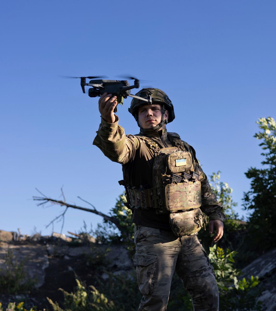 Soldat mit Drohne 