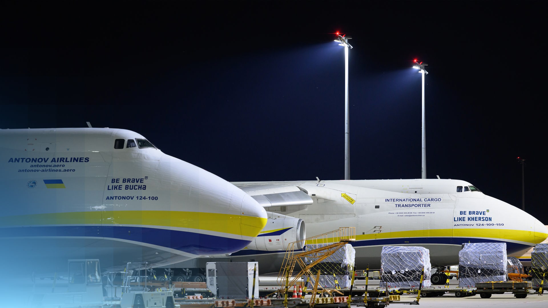 Zwei Airbusse am Leipziger Flughafen bei Nacht