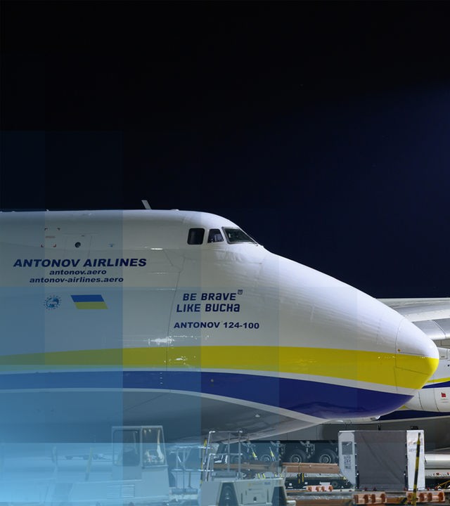 Zwei Airbusse am Leipziger Flughafen bei Nacht
