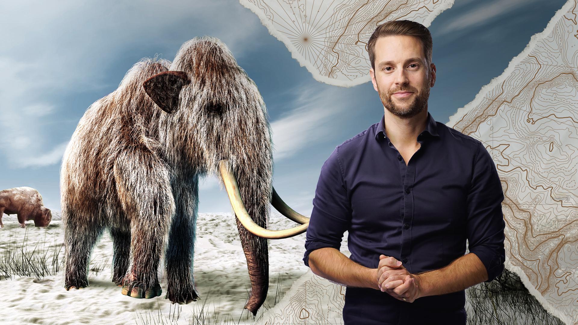 Mirko Drotschmann steht neben einer männlichen Neandertaler-Rekonstruktion.