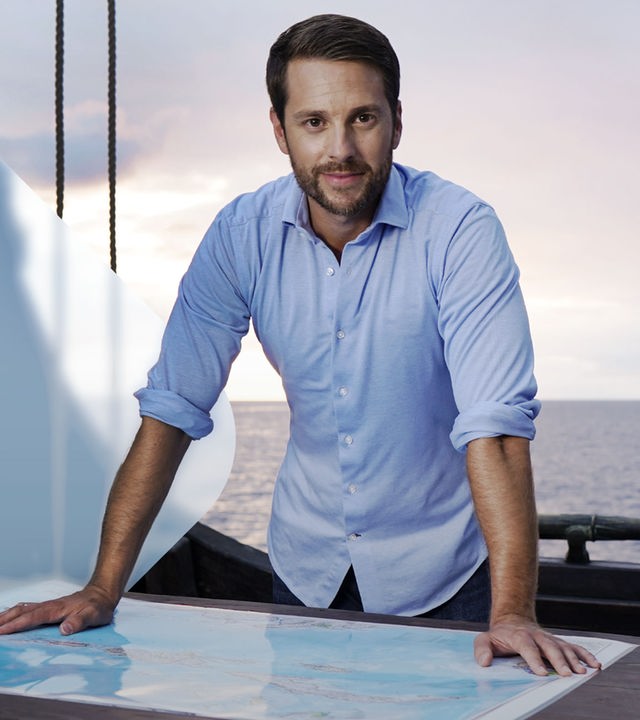 Mirko Drotschmann auf Schiff mit Karte