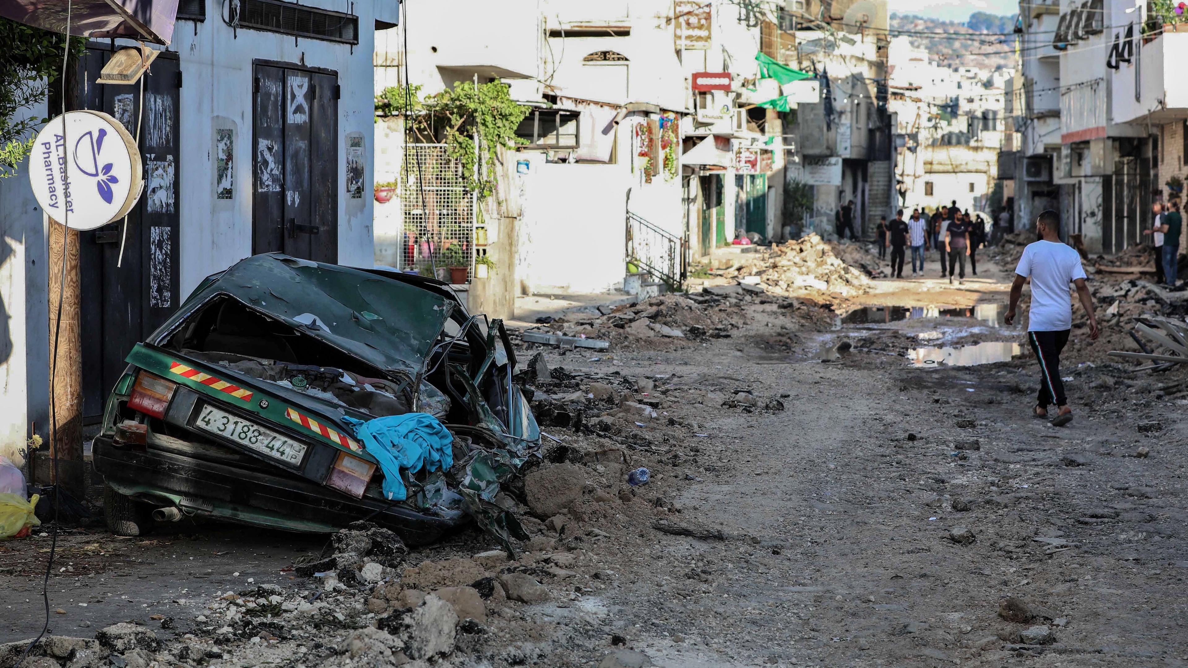 Palästinenser begutachten die Schäden im Flüchtlingslager Dschenin nach der groß angelegten israelischen Militäroperation in der Stadt Dschenin im Westjordanland.
