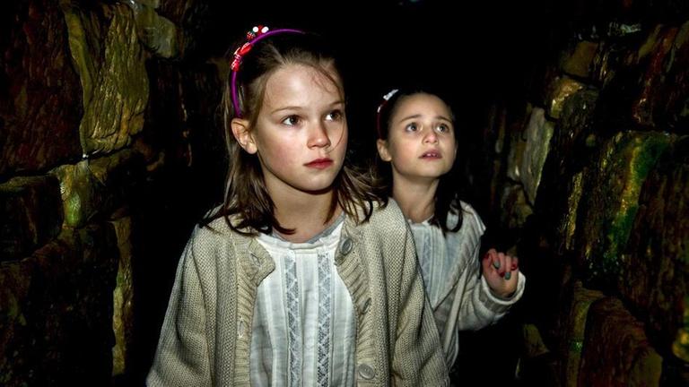 Hanna und Clarissa in der Ruine