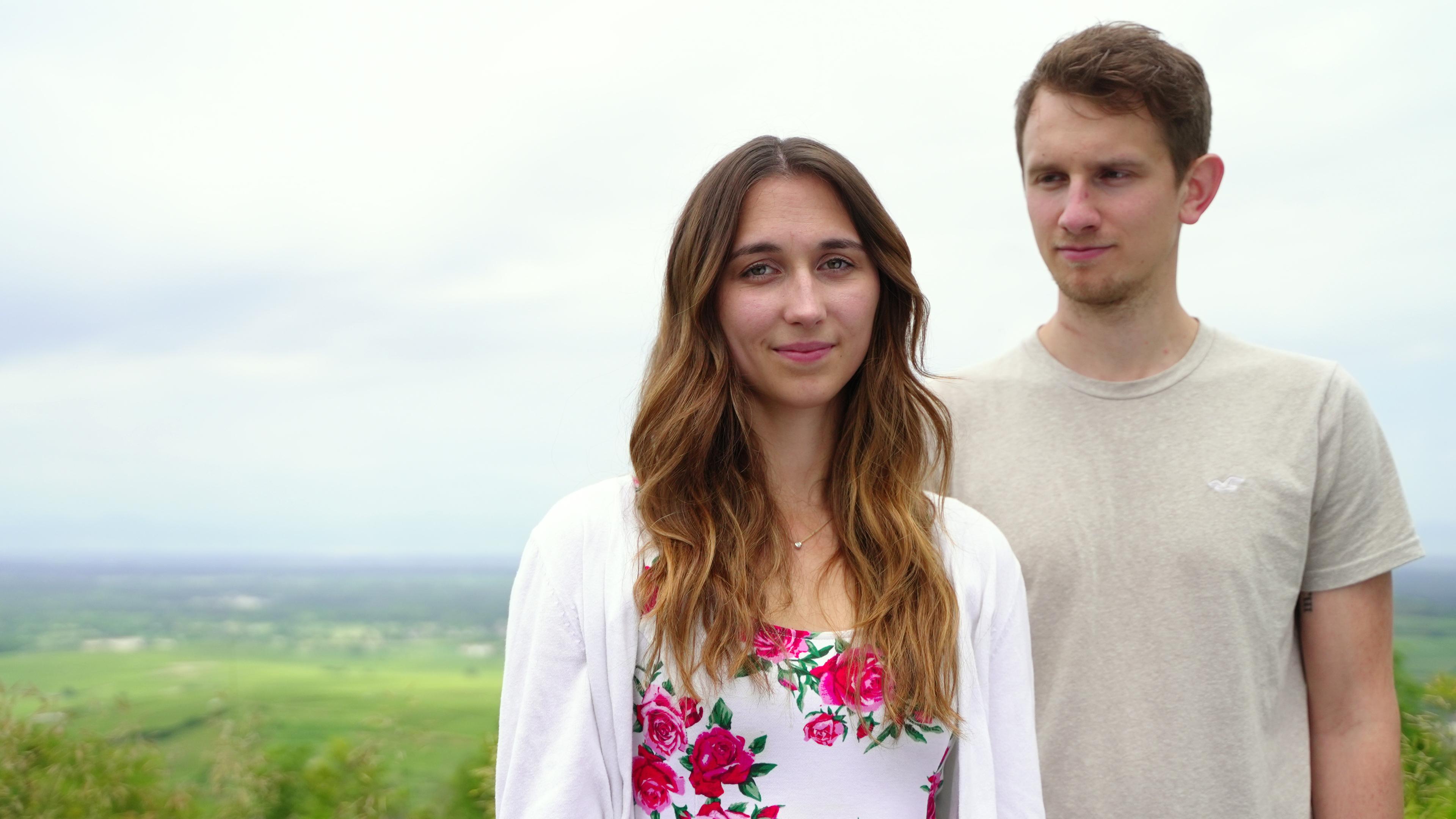 Junges Paar steht vor schöner Landschaft