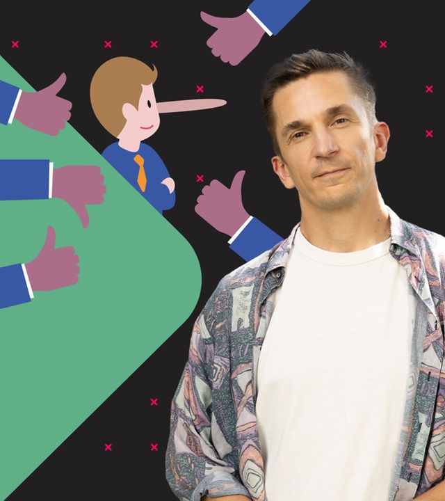 Eric Mayer steht im Vordergrund. Neben ihm ist eine Grafik zu sehen, die einen jungen Mann mit einer langen, Pinocchio-artigen Nase zeigt. Um ihn herum sind fünf Hände dargestellt, die jeweils den Daumen nach oben oder unten halten.