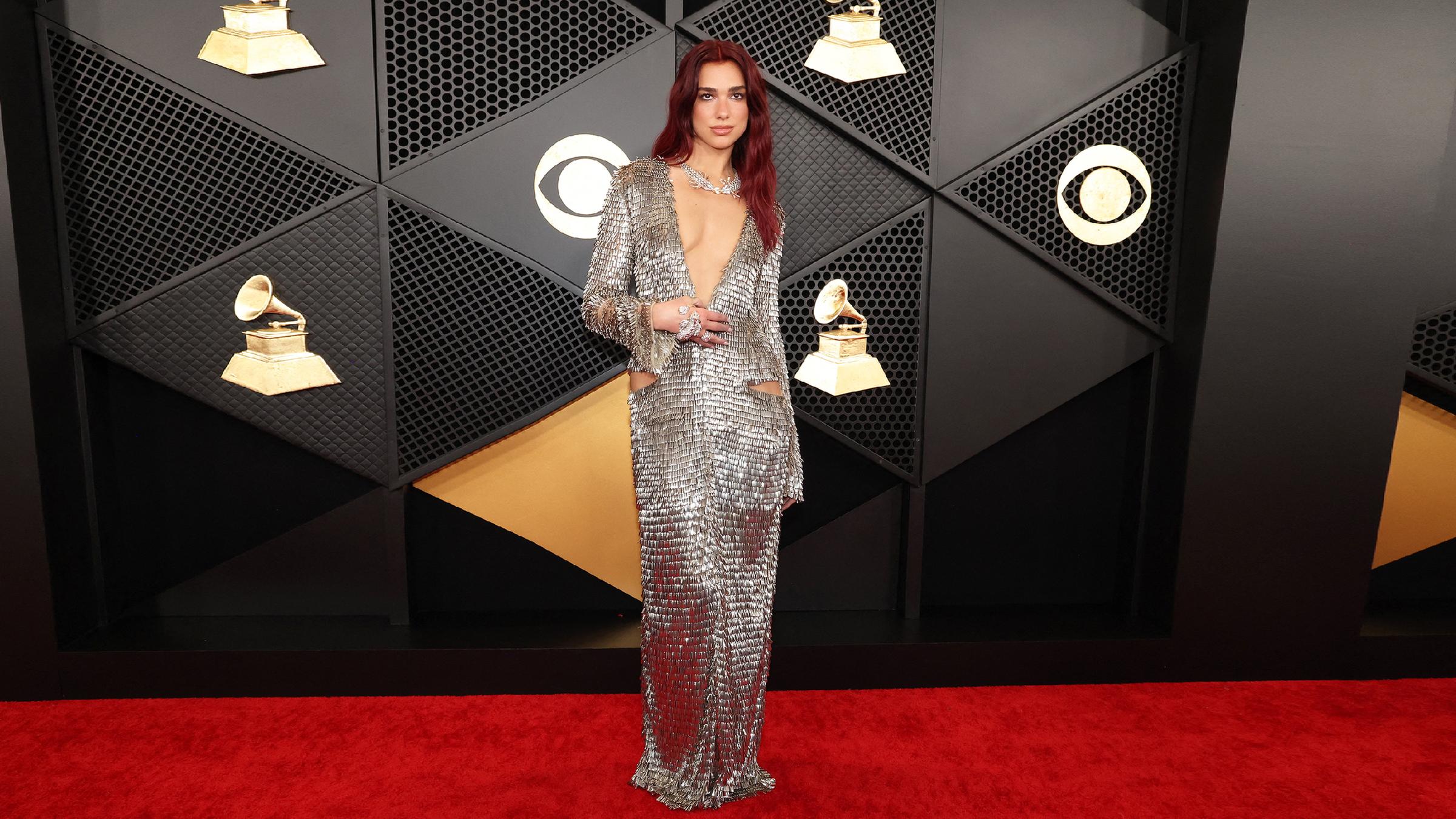 Dua Lipa auf dem roten Teppich der Grammys 2024