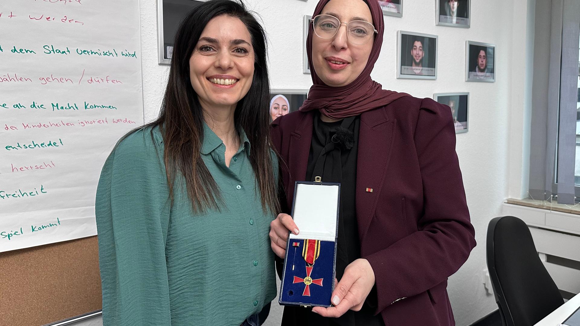 Dua Zeitun, Trägerin des Bundesverdienstkreuzes und "Forum"-Moderatorin Dilek Üsük