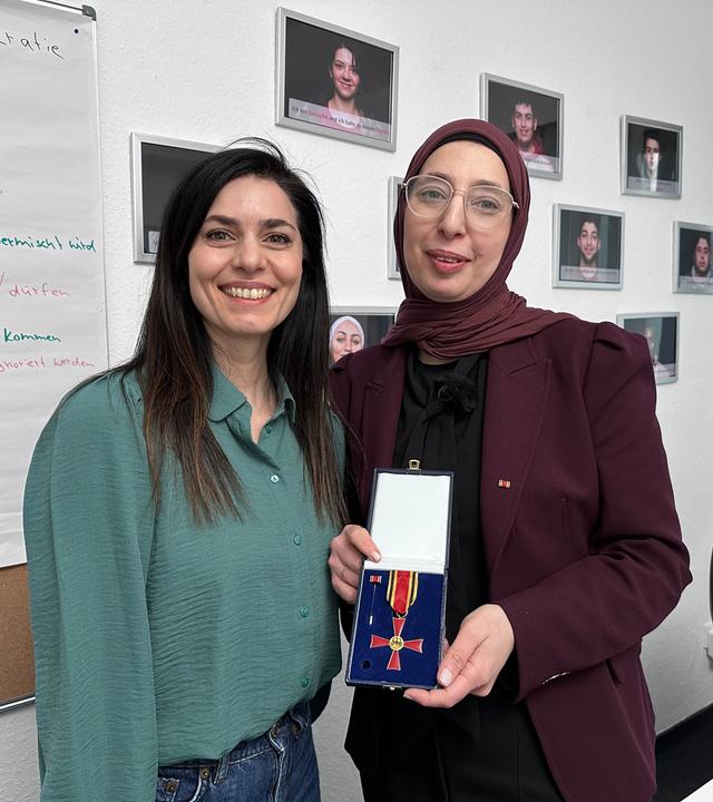Dua Zeitun, Trägerin des Bundesverdienstkreuzes und "Forum"-Moderatorin Dilek Üsük