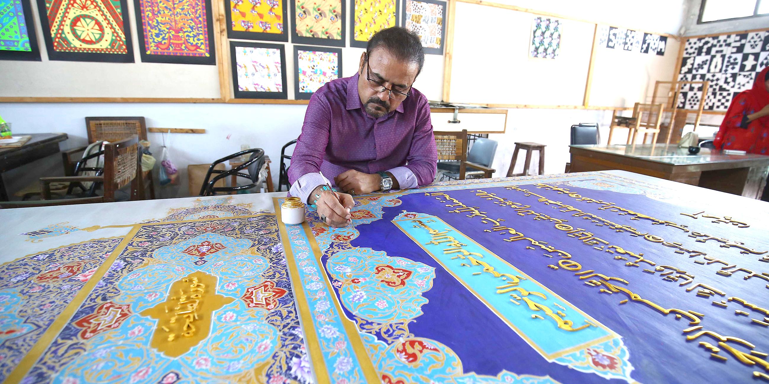 der pakistanische Künstler Shahid Rassam arbeitet an Korankalligraphien