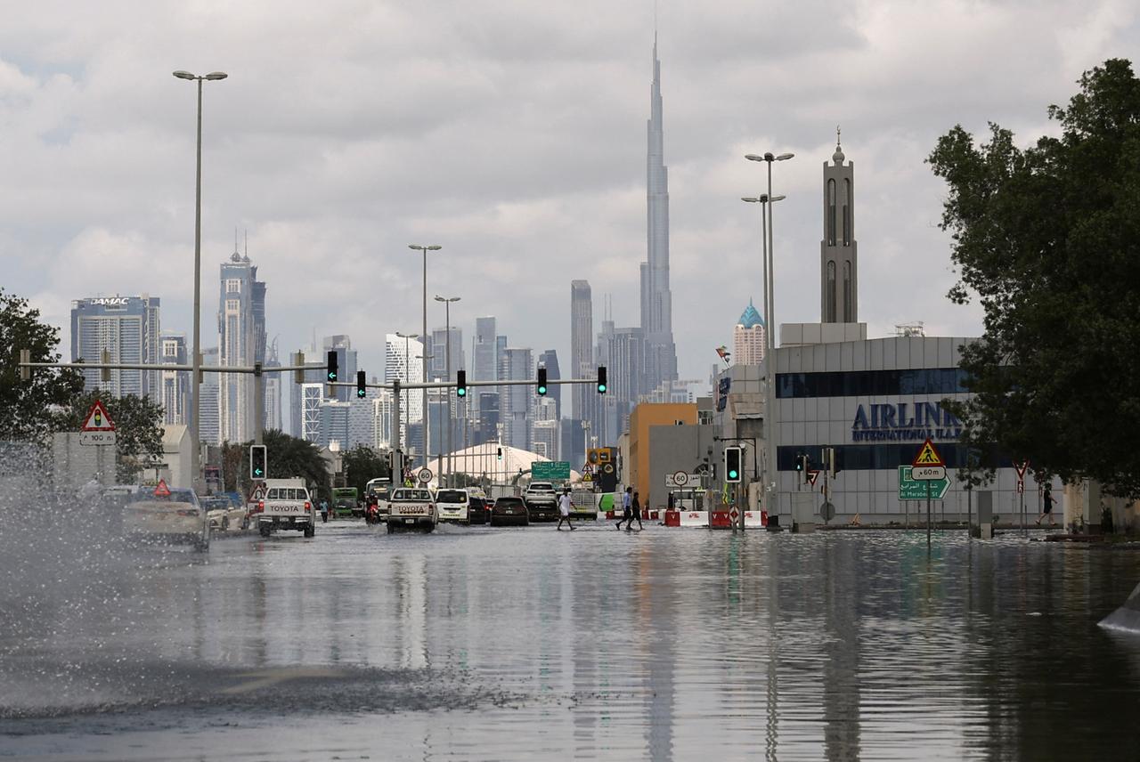 Eine allgemeine Ansicht des durch starke Regenfälle verursachten Hochwassers, mit dem Burj Khalifa-Turm im Hintergrund, in Dubai, Vereinigte Arabische Emirate