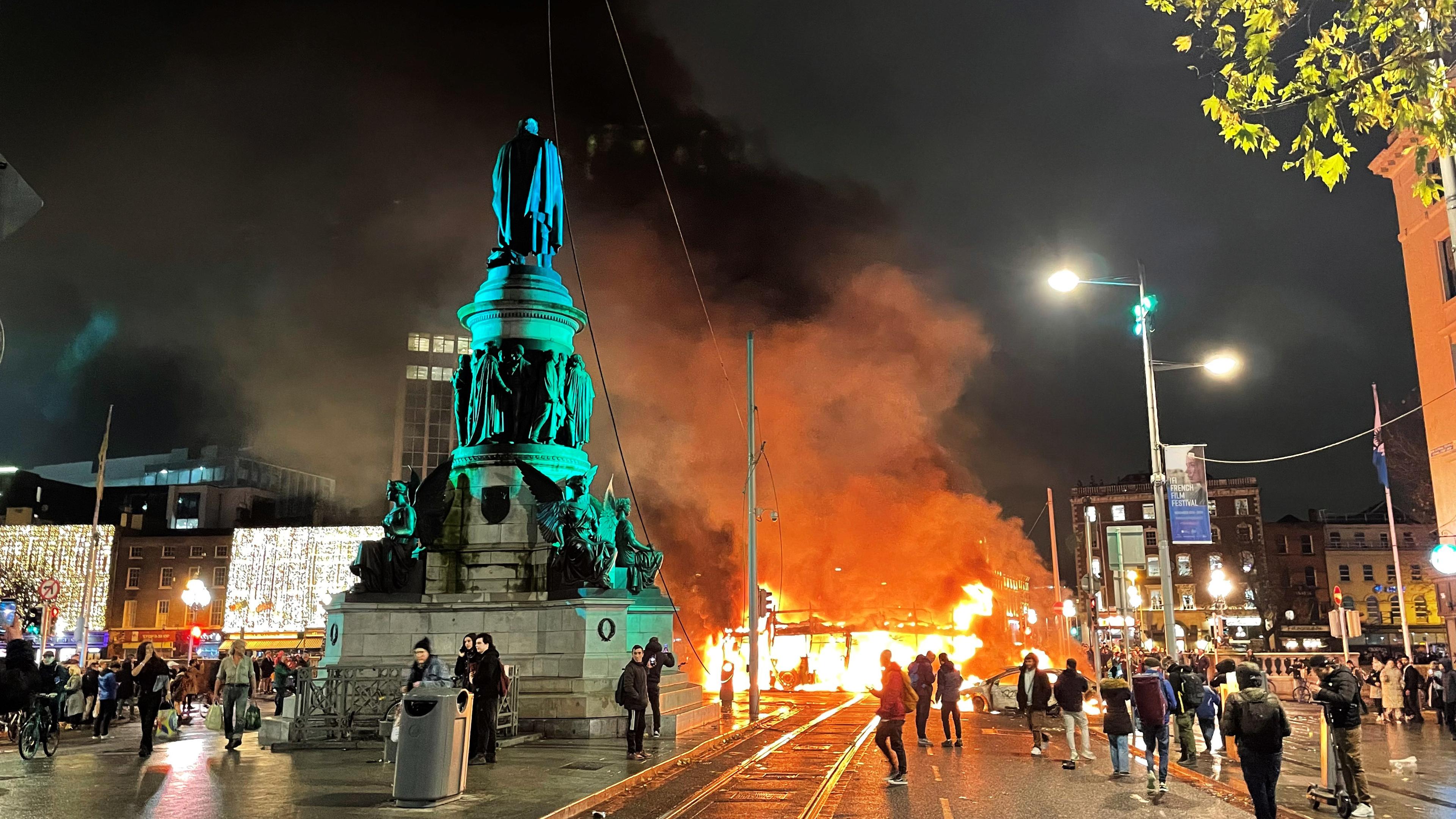 Ein Bus brennt in der O'Connell Street im Stadtzentrum von Dublin