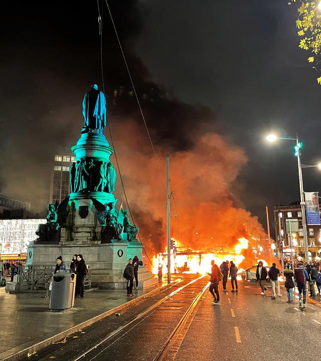 Ein Bus brennt in der O'Connell Street im Stadtzentrum von Dublin