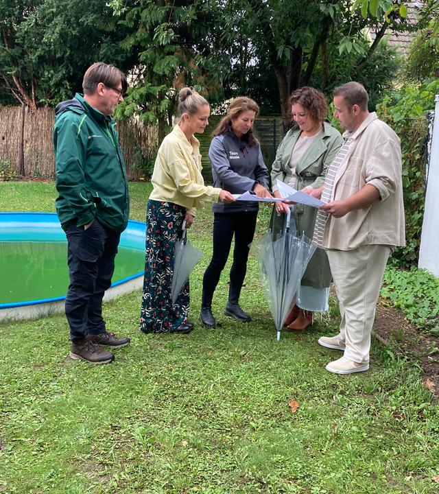 Eva Brenner mit Ehepaar Peetz und den Gartenprofis