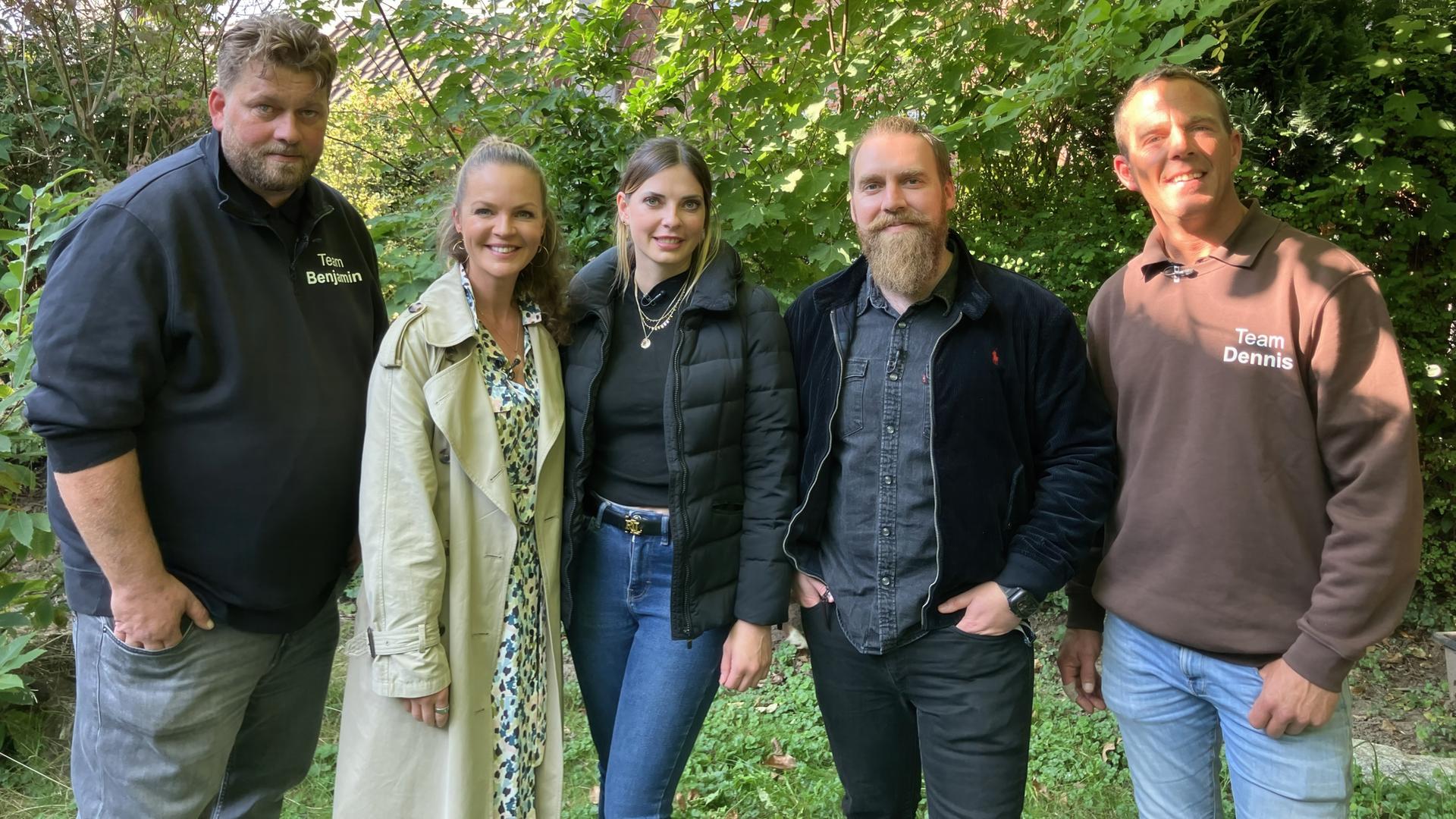 Familie Dahmen mit Eva Brenner und den Gartenprofis
