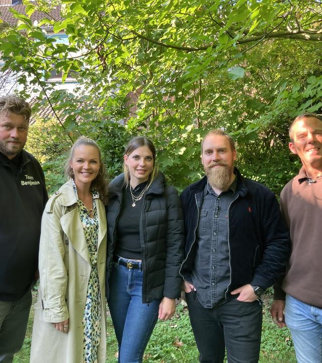 Familie Dahmen mit Eva Brenner und den Gartenprofis