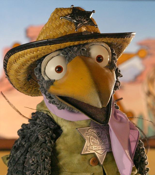 Rabe Rudi ist als Sheriff verkleidet, mit Cowboyhut und Sheriffstern.