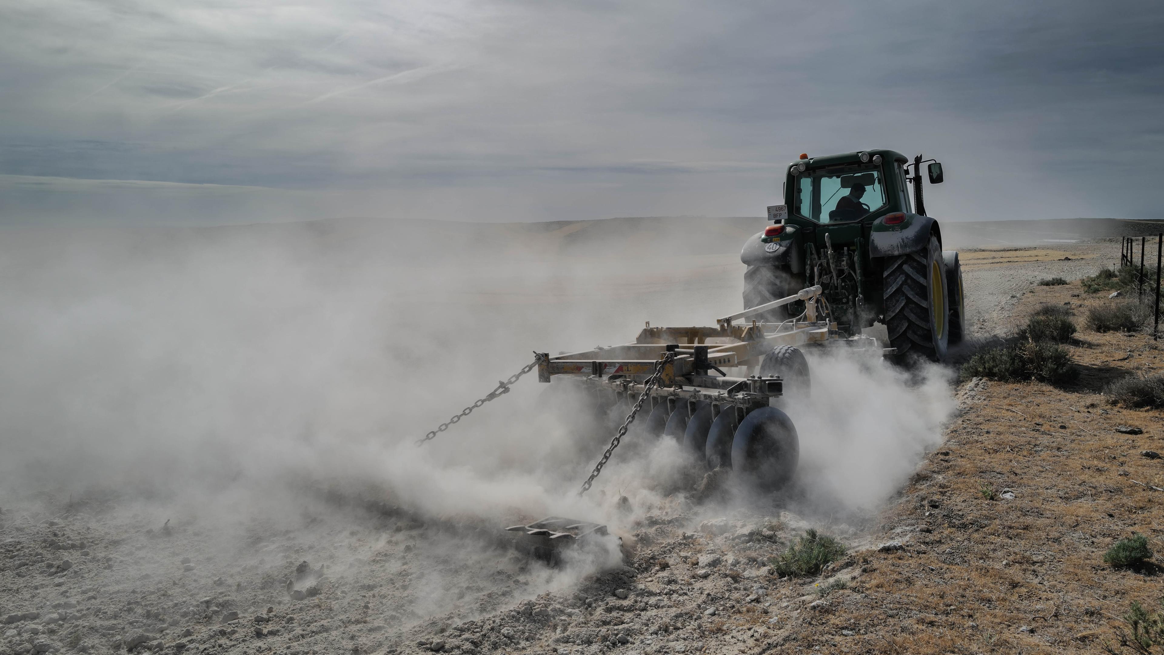 Trockenheit und Dürre: Ein Traktor pflügt im Mai 2023 das Land auf dem Feld Belchite in Spanien, Zaragoza.