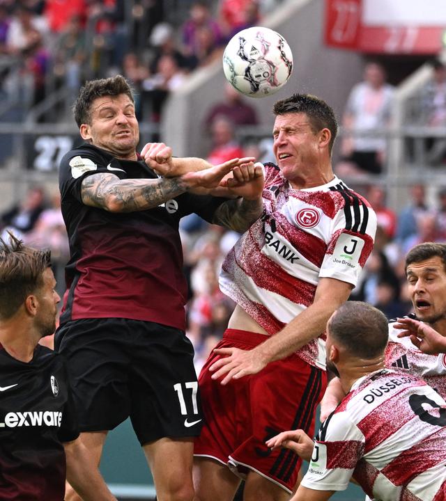 Lukas Kübler (l., SC Freiburg) und Dominique Heintz (r., Fortuna Düsseldorf) kämpfen im DFB-Pokal um den Ball.