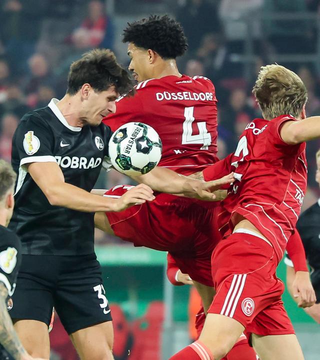 Igor Matanovic (SC Freiburg), Kenneth Schmidt (Fortuna Duesseldorf) und Tim Breithaupt (Fortuna Duesseldorf) kämpfen. 