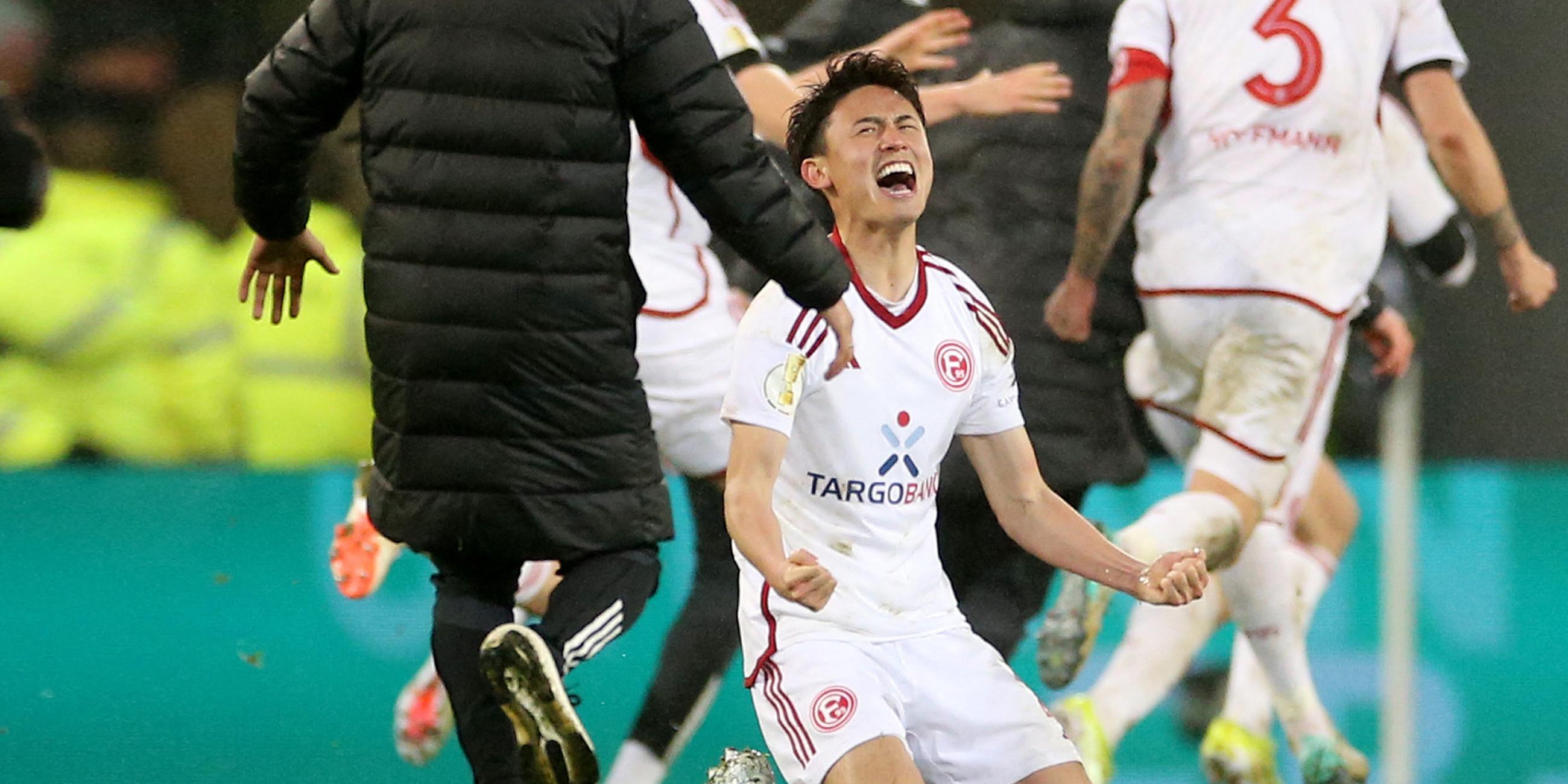 Düsseldorfs Takashi Uchino jubelt über Sieg gegen St. Pauli
