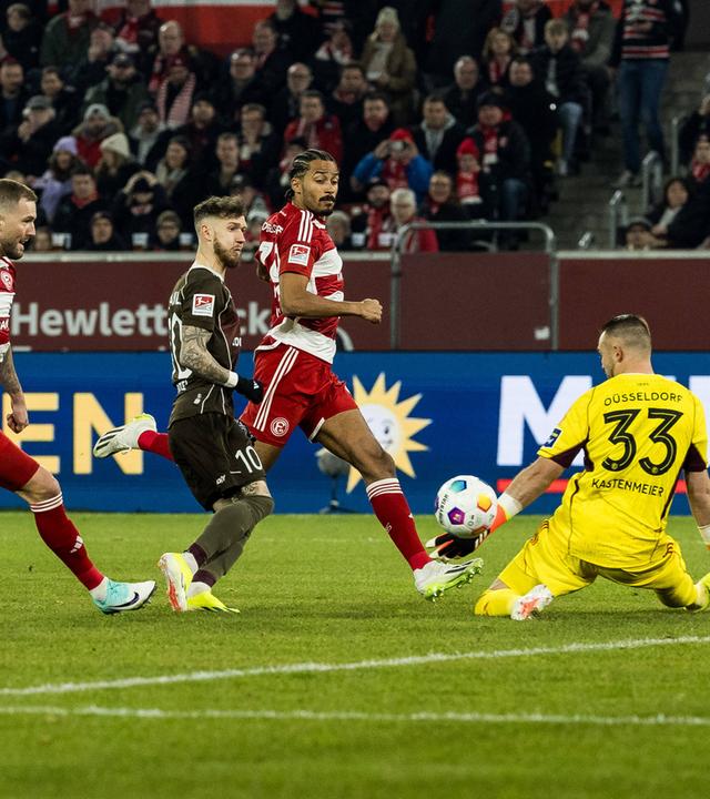 Zweikampf Marcel Hartel (FC St. Pauli), Emmanuel Iyoha (Fortuna Düsseldorf) und Florian Kastenmeier (Fortuna Düsseldorf) blockt den Torschuss.