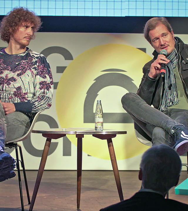 Lukas Marxt und Daniel Kötter sitzen auf einem Podium.