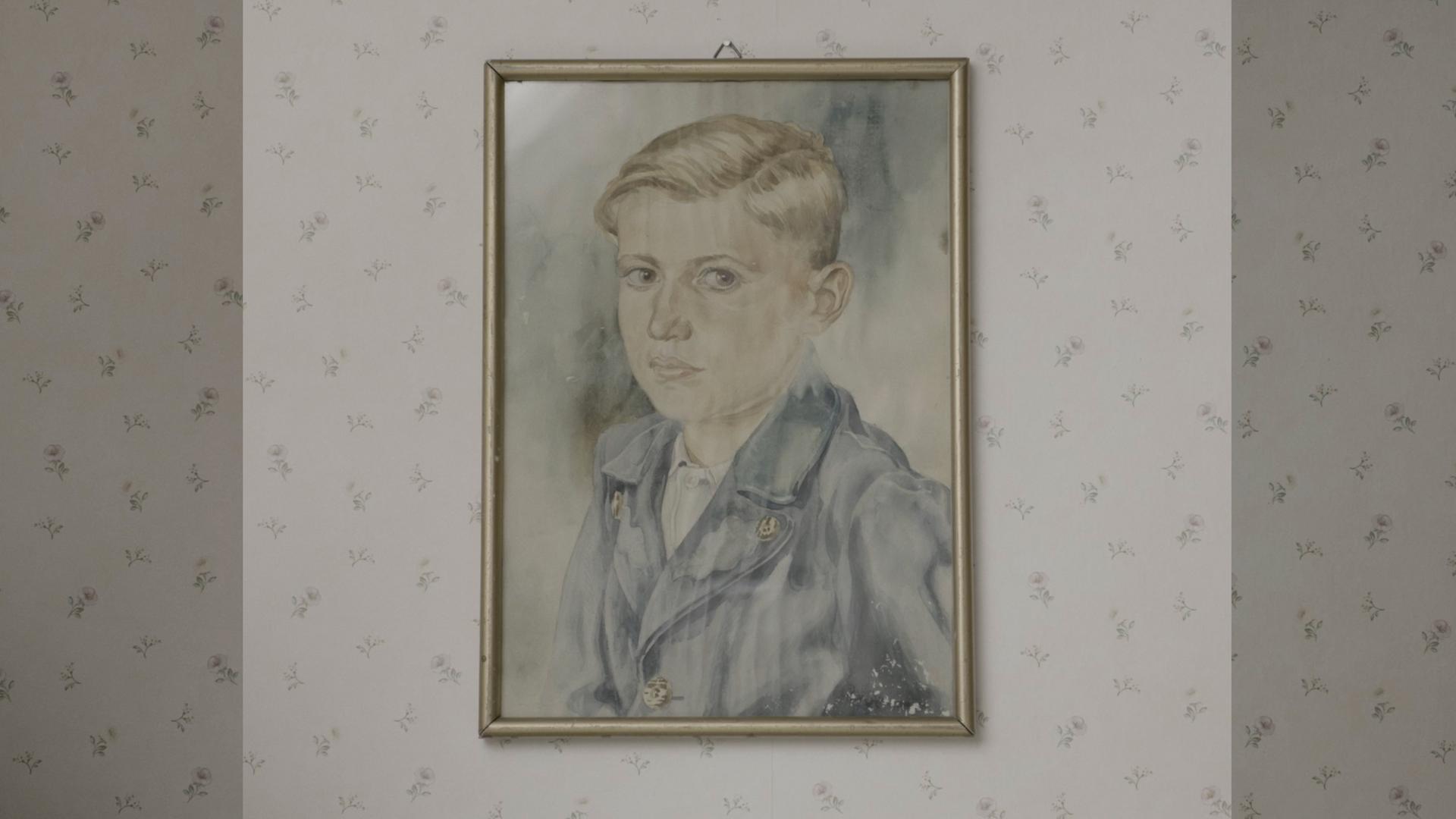 Ein Gemälde von einem Jungen, das an der Wand hängt.