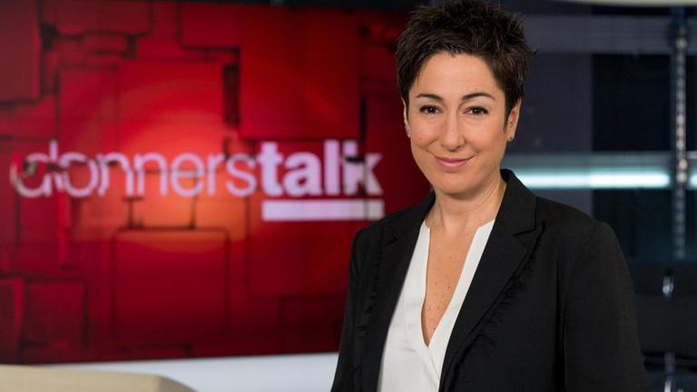 Porträt Dunja Hayali im Studio donnerstalk
