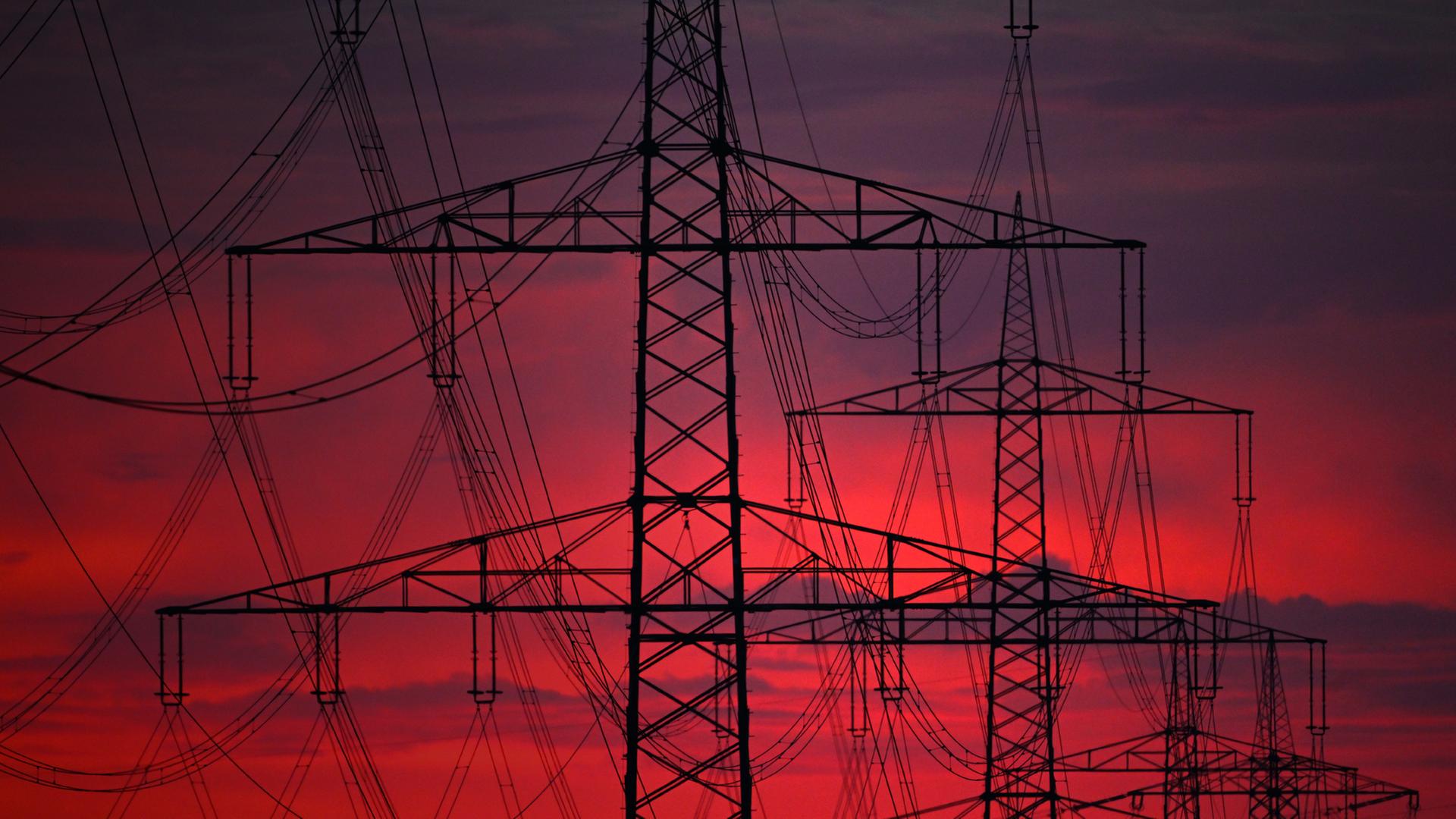 Strommaste vor einem pinken Himmel