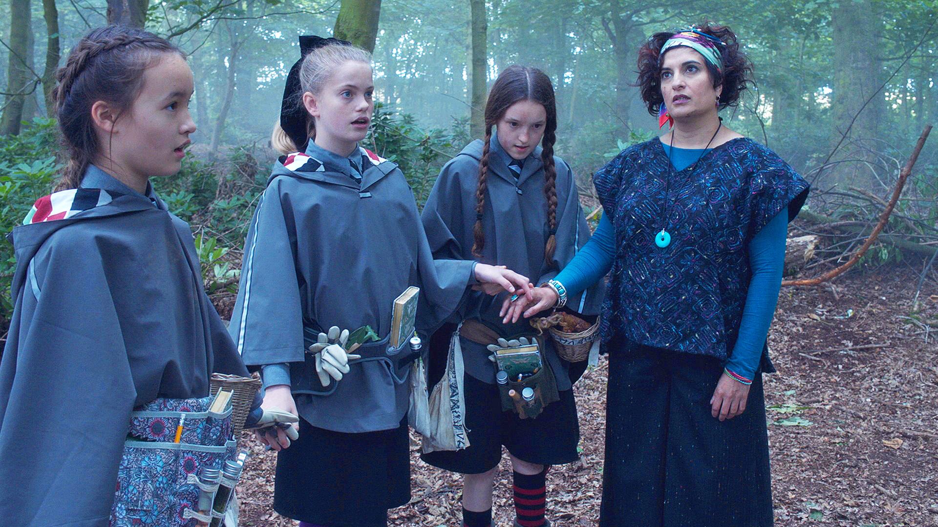 Frau Schimmel und die Mädchen scheinen sich in einer Art Trance zu befinden. Maude fühlt Frau Schimmels Puls.