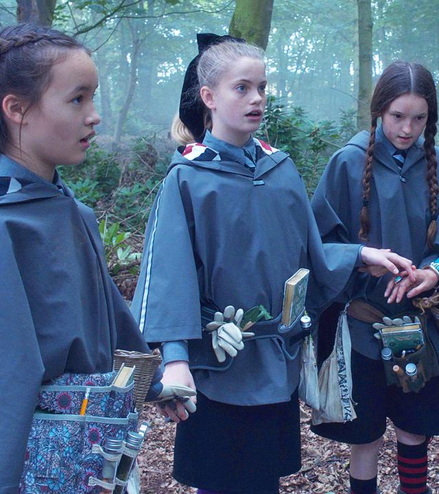 Frau Schimmel und die Mädchen scheinen sich in einer Art Trance zu befinden. Maude fühlt Frau Schimmels Puls.