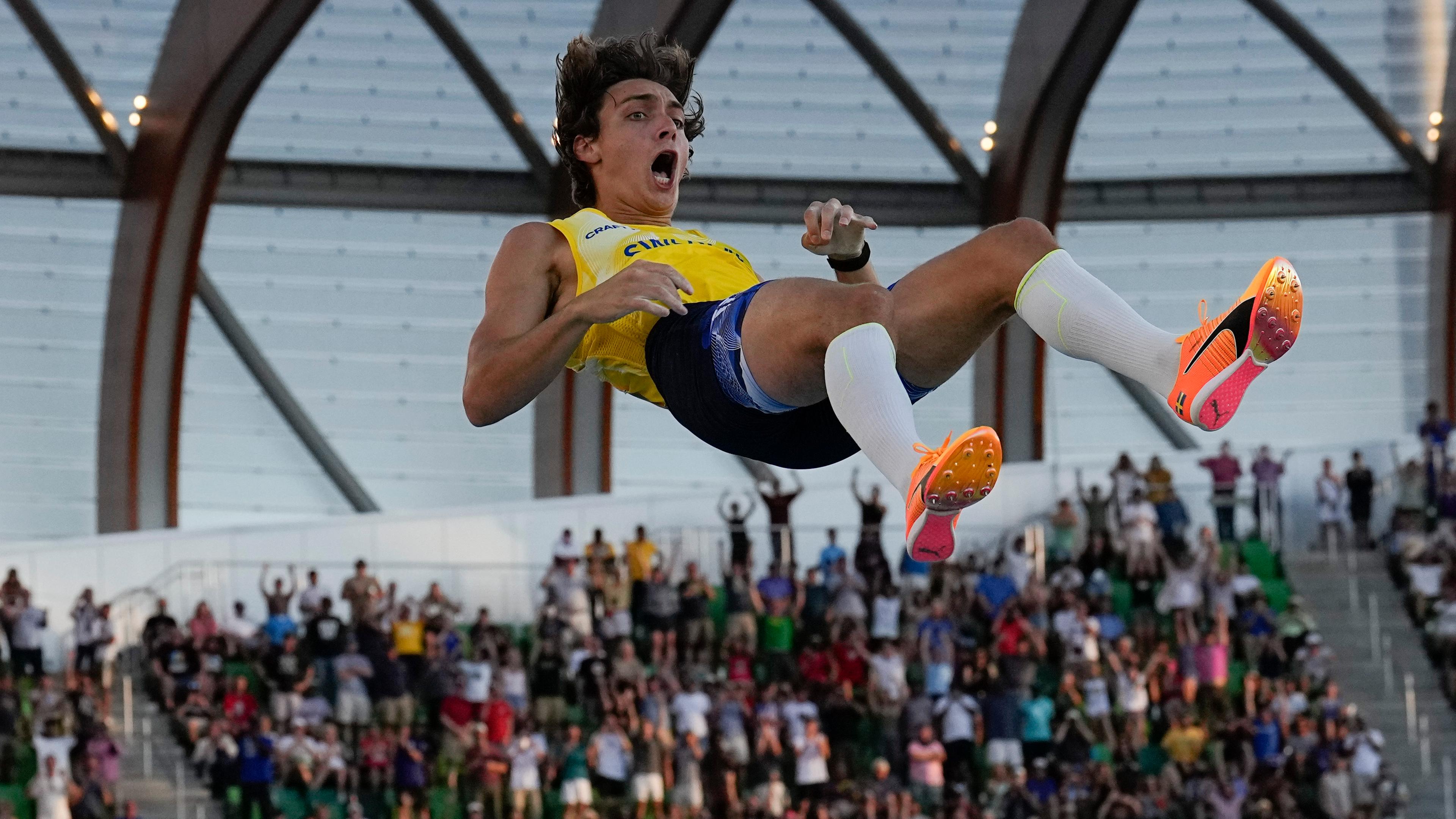 Stabhochspringer Armand Duplantis fällt bei der WM 2022 nach seinem Sprung über die Weltrekordhöhe von 6,21 Meter auf die Matte.