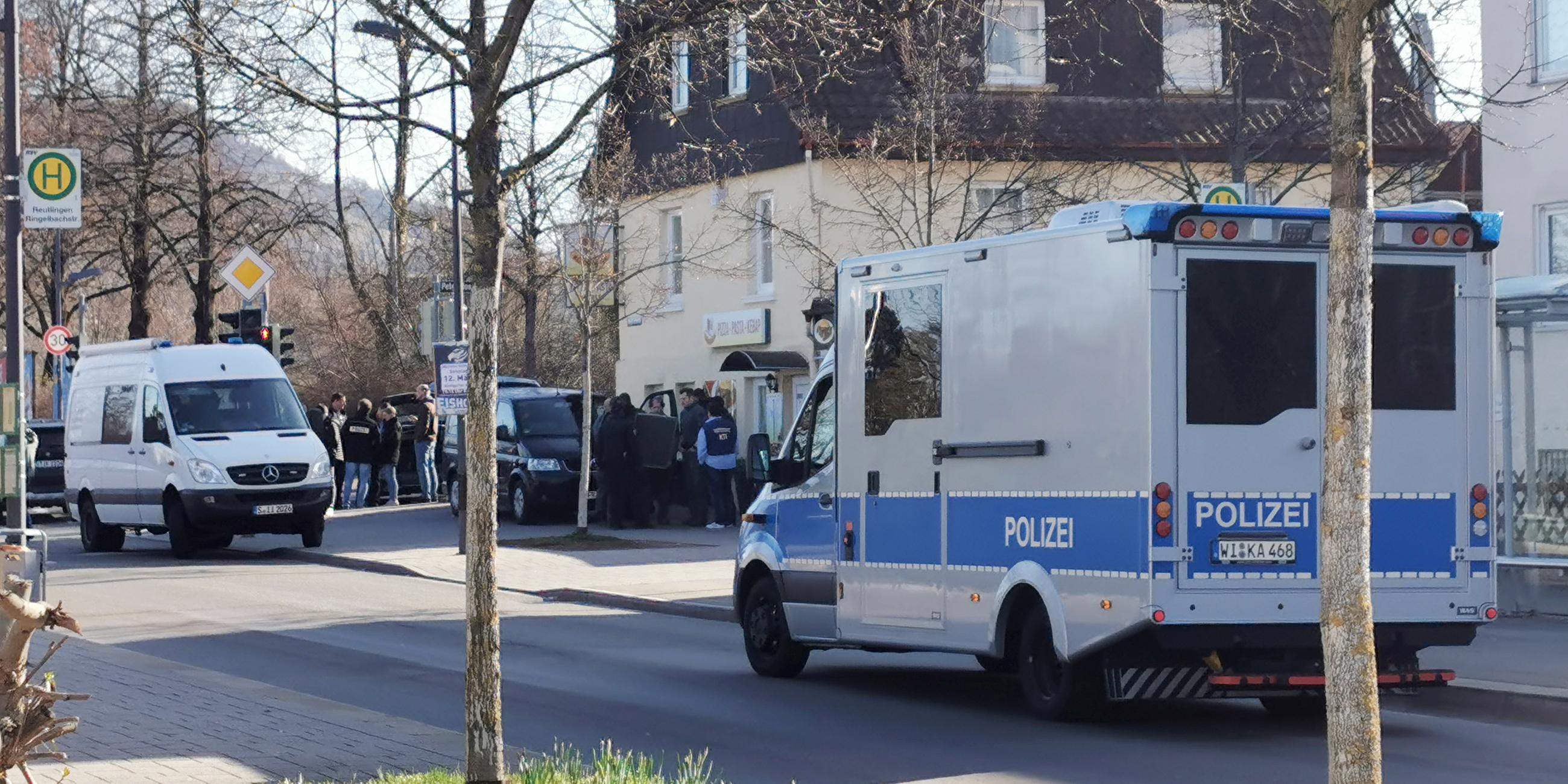 Polizeifahrzeuge stehen in einer Straße am 22.03.2023 in Reutlingen