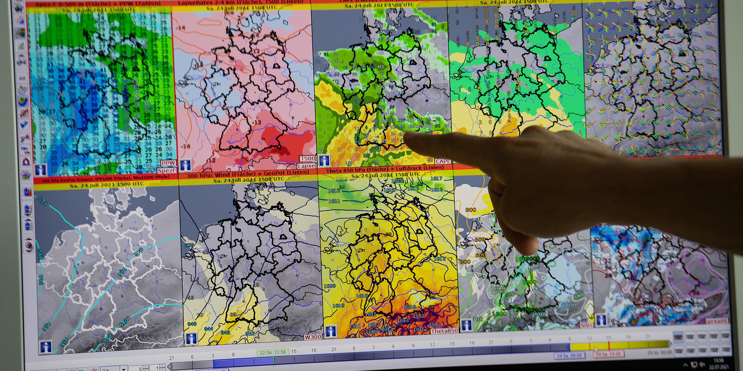 Hessen, Offenbach Main: Blick auf einen Monitor des Deutschen Wetterdienstes in Offenbach, auf dem Prognosen für das Wetter der kommenden Tage zu sehen sind.