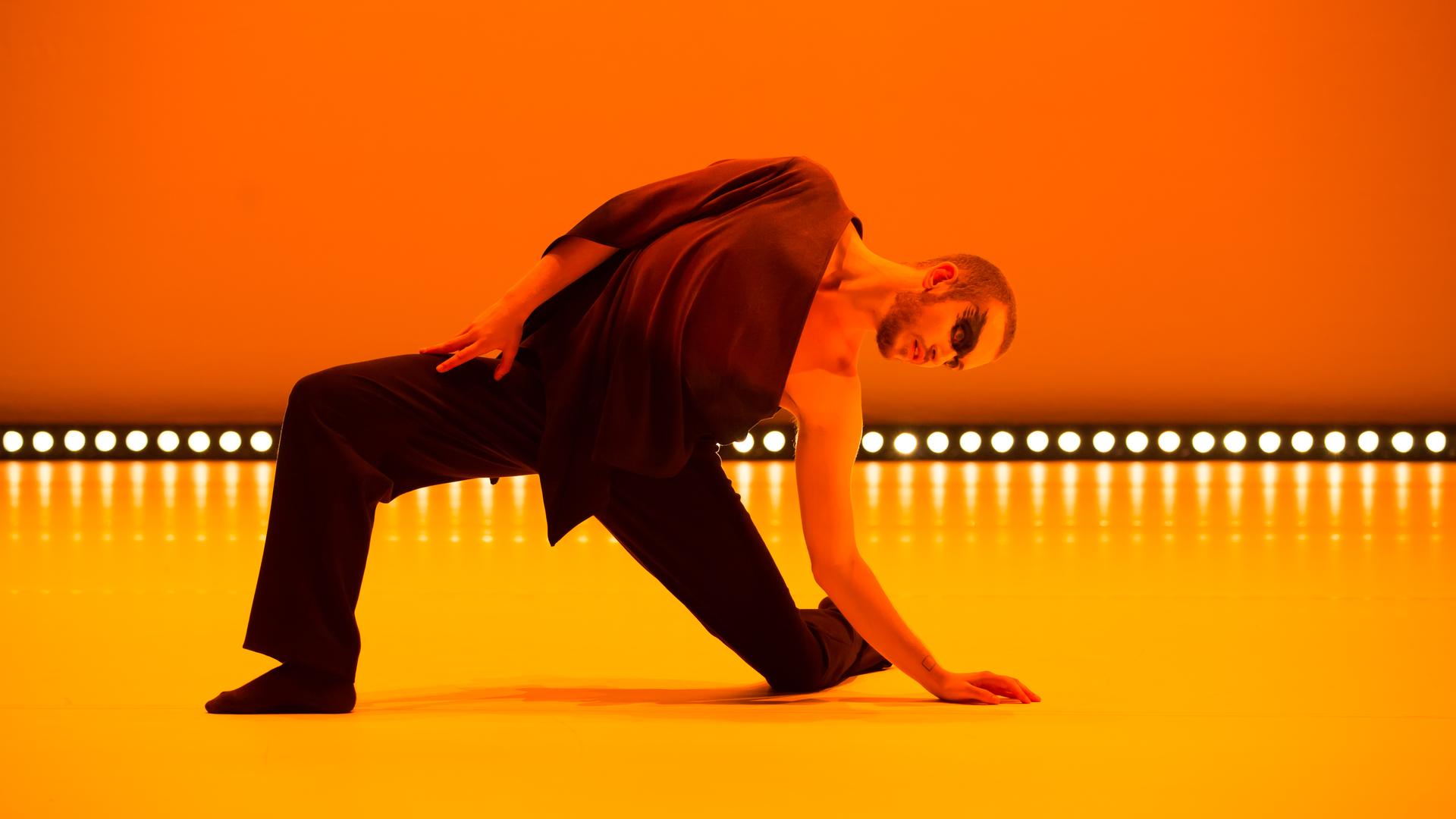 Tänzer Mark Sampson in unterschiedlichen Positionen der Choreografie. Schwarz gekleidet und mit schwarz geschminkten Augen stellt er einen schwarzen Schwan dar
