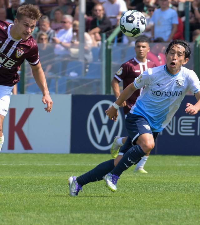 John Liebelt (BFC Dynamo / links) kommt vor Koji Miyoshi (VfL Bochum) zum Kopfball