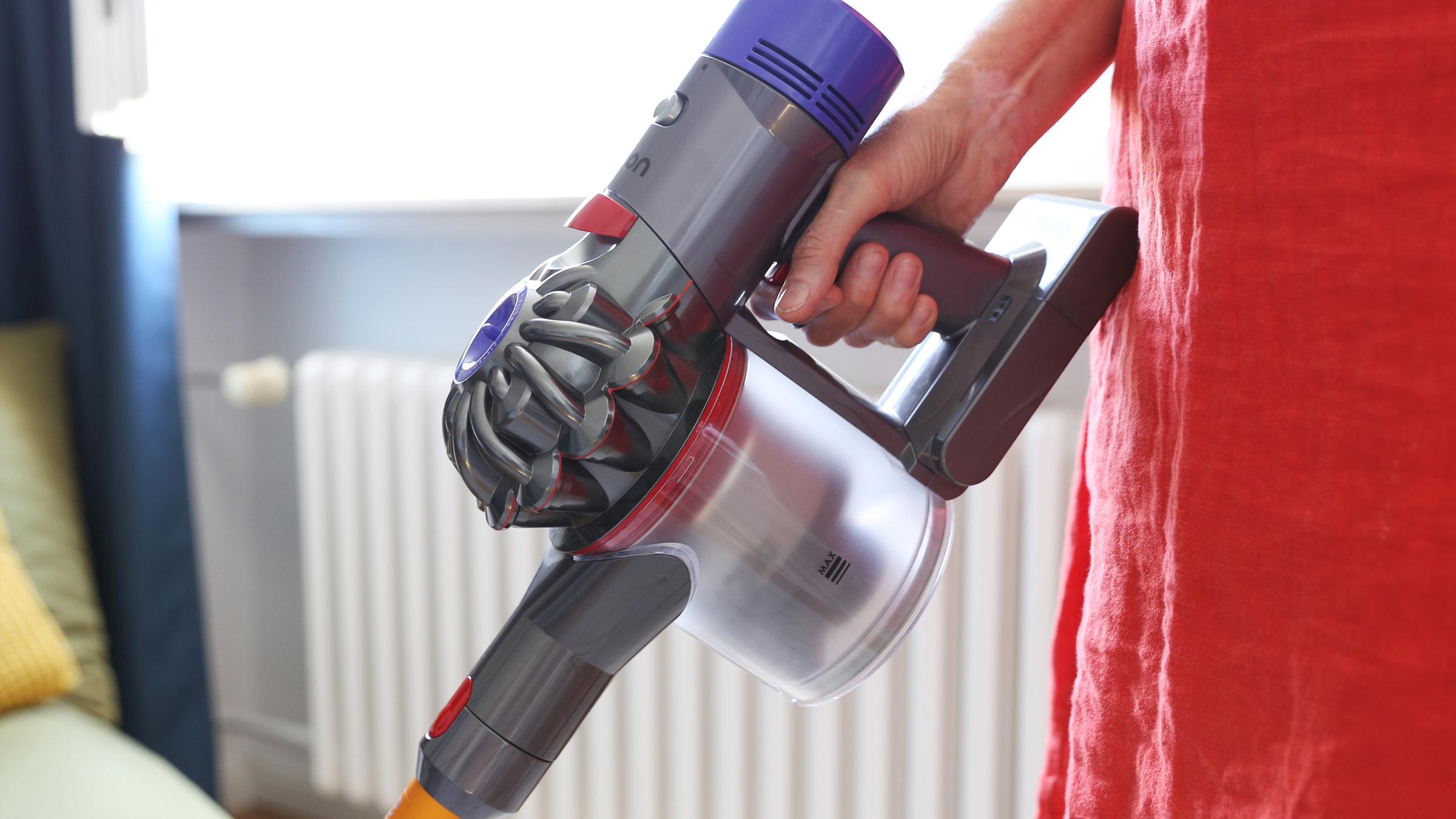 ILLUSTRATION - Eine Frau benutzt am 06.08.2020 in einer Wohnung in Berlin einen kabellosen Handstaubsauger (gestellte Szene). 
