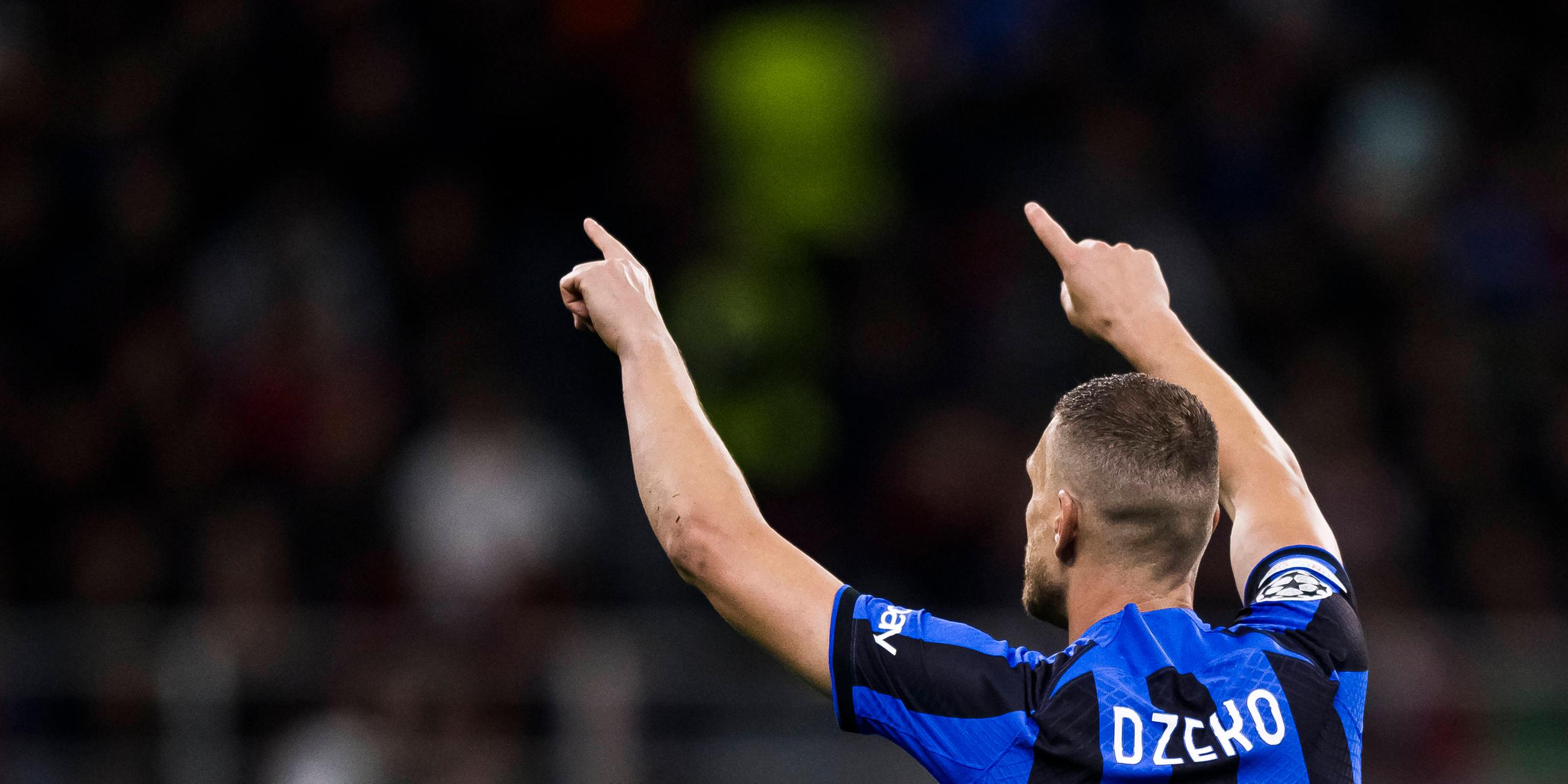 AC Milan - Inter, Champions League: Edin Dzeko (Inter) deutet mit zwei Armen nach oben.