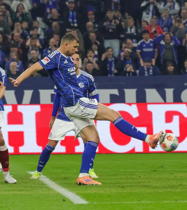 Schalkes Stürmer Edin Dzeko erzielt in der Zweitligapartie gegen die Arminia aus Bielefeld das 1:0