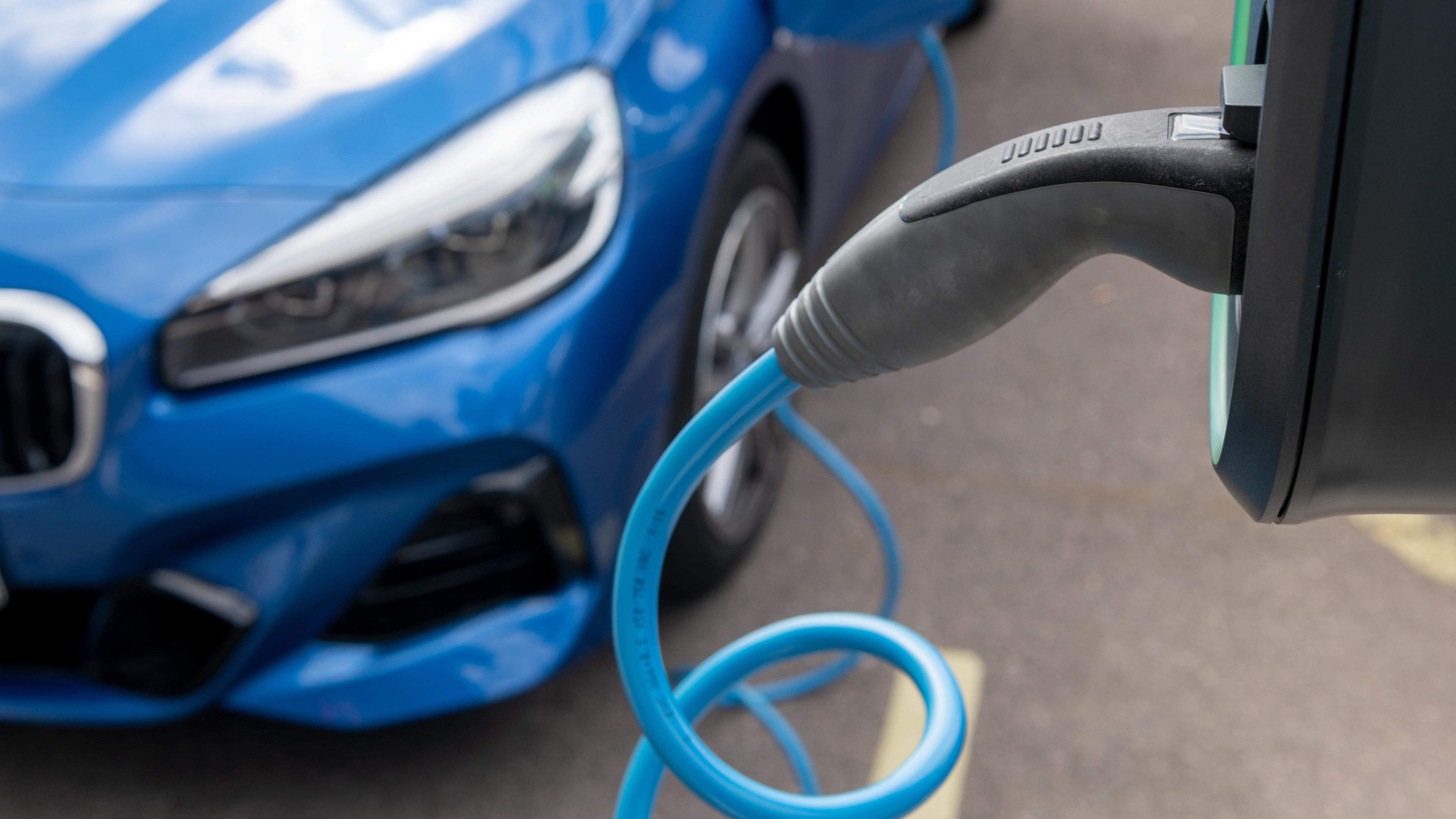 Archiv: Blauer BMW tankt an elektrischen Ladesäule
