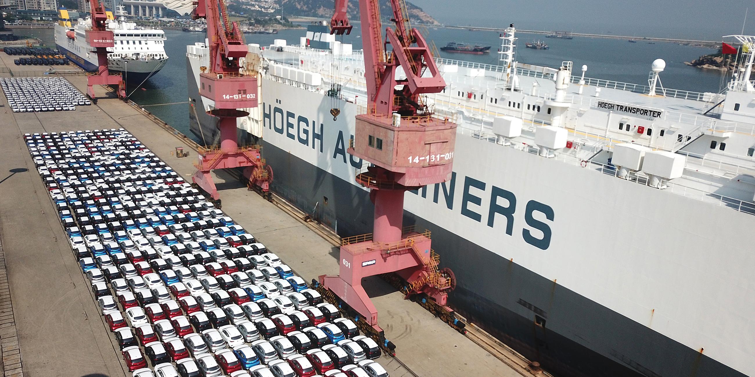 In China hergestellte E-Autos für den Export im Hafen von Lianyungang (China)