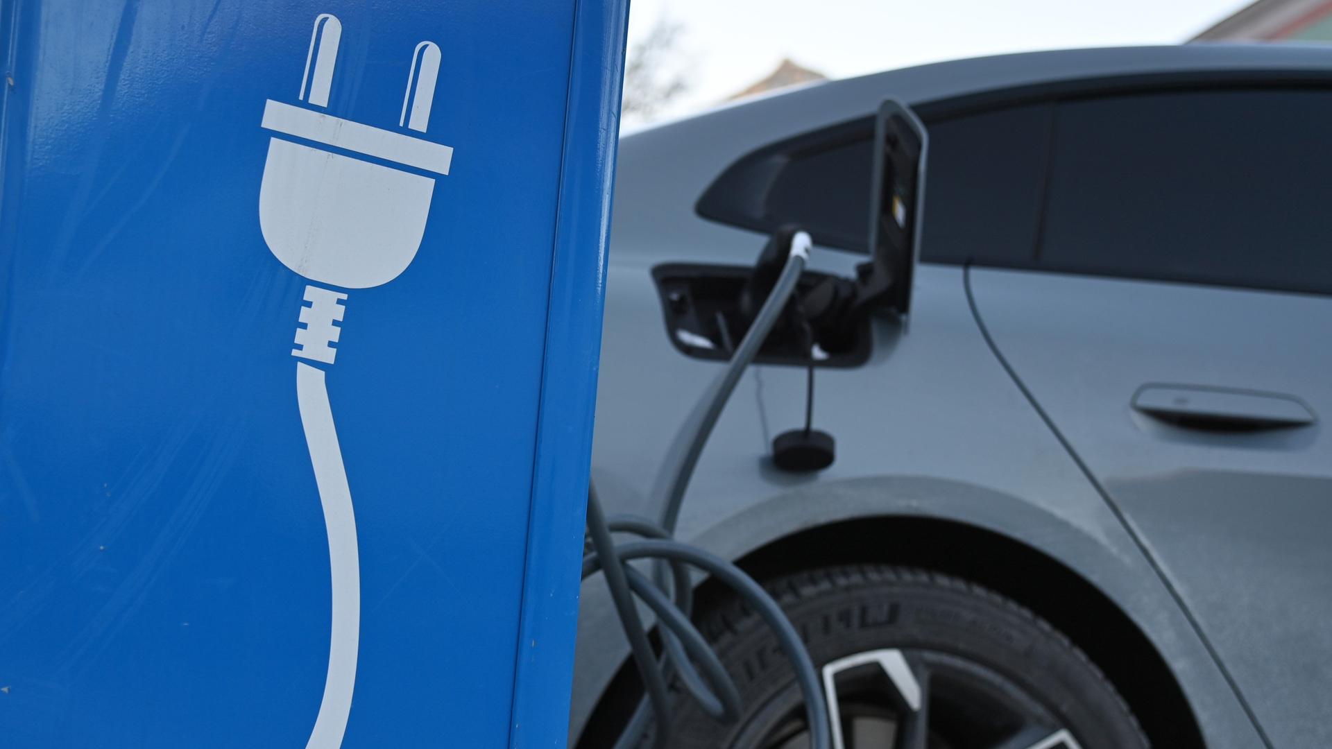 Ein E-Auto an der Ladesäule.