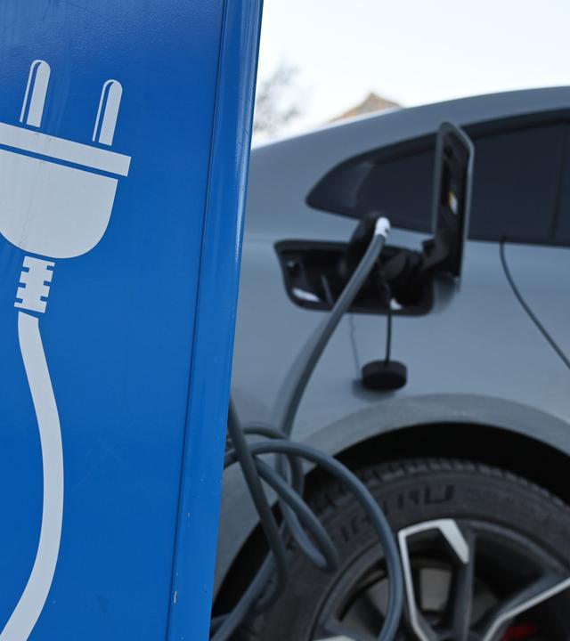 Ein E-Auto an der Ladesäule.