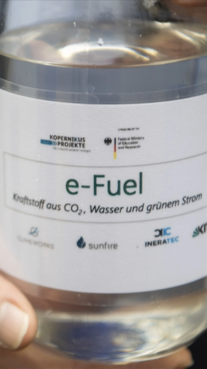 Eine Flasche, die mit E-Fuel gefüllt ist
